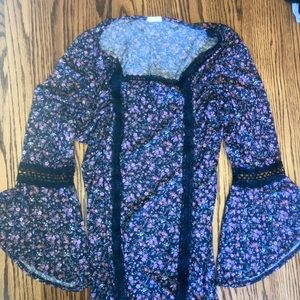 🌸Women’s xl/2XL floral blouse w lacy trim & flared arms…see-through lacy elbow…